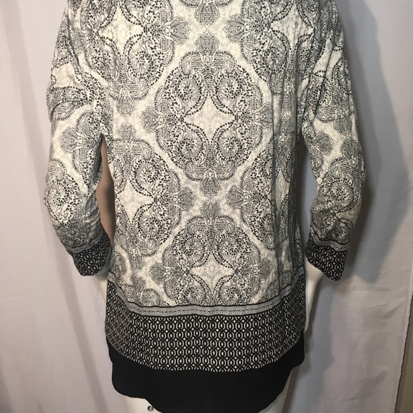 Black and white top. - Picture 5 of 7